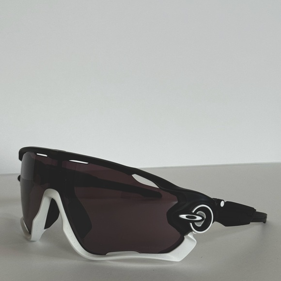Oakley Jawbreaker, Matte Black Frame, Road Black Prizm Lens NWT
